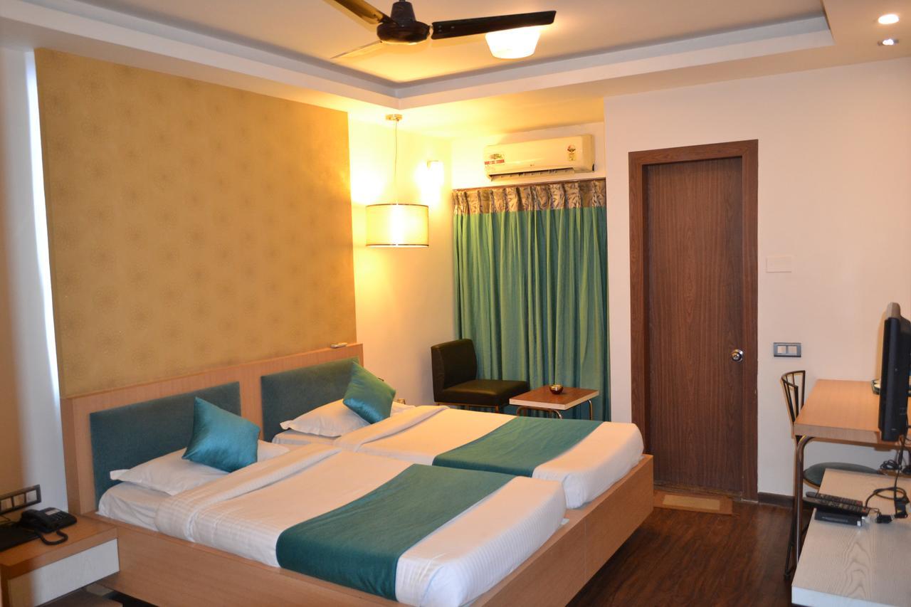 Hotel The Club à Bangalore Extérieur photo